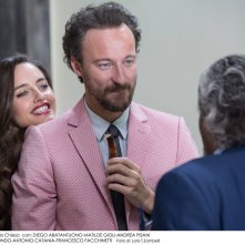 Belli di papà: Matilde Gioli, Francesco Facchinetti e (di spalle) Diego Abatantuono in una scena del film