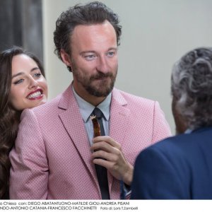 Belli di papà: Matilde Gioli, Francesco Facchinetti e (di spalle) Diego Abatantuono in una scena del film