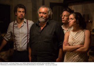 Belli di papà: Diego Abatantuono, Matilde Gioli, Andrea Pisani e Francesco Di Raimondo in una scena del film di Guido Chiesa