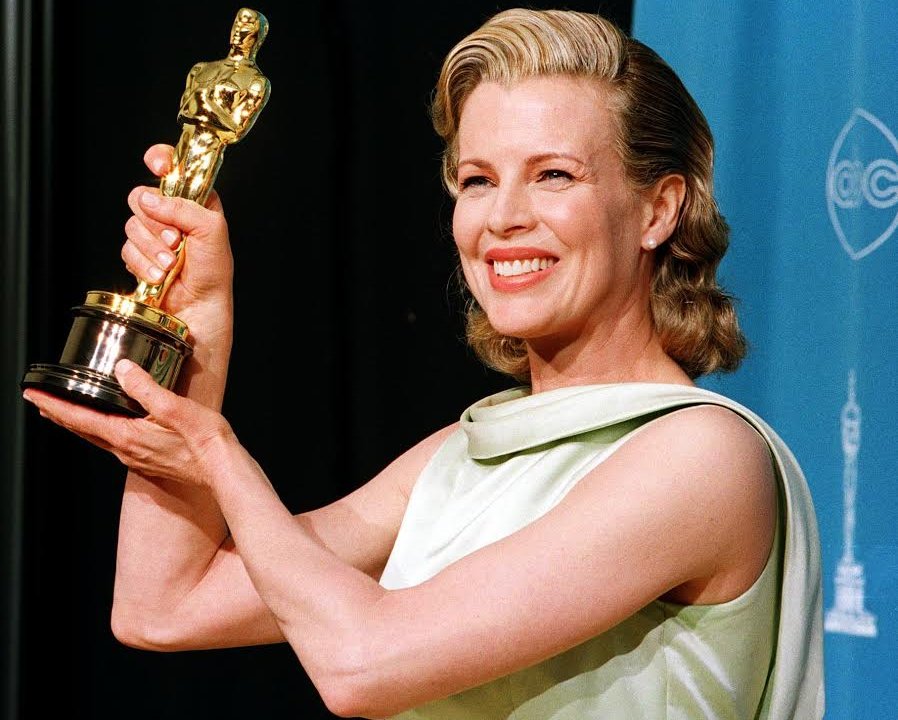 Kim Basinger premiata con l'Oscar