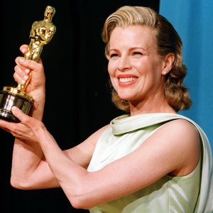 Kim Basinger con l'Oscar come migliore attrice non protagonista vinto per L.A. Confidential