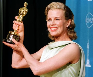 Kim Basinger con l'Oscar come migliore attrice non protagonista vinto per L.A. Confidential