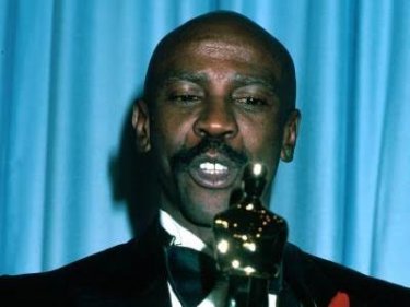 Louis Gossett Jr. con lo storico Oscar vinto per Ufficiale e gentiluomo