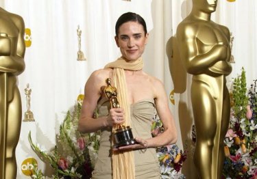 Jennifer Connelly con l'Oscar vinto per A Beautiful Mind