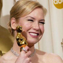 Renée Zellweger con l'Oscar vinto per Ritorno a Cold Mountain