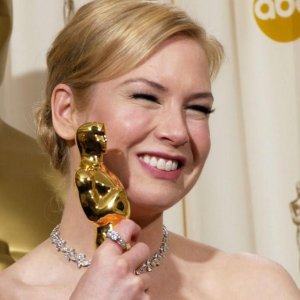 Renée Zellweger con l'Oscar vinto per Ritorno a Cold Mountain