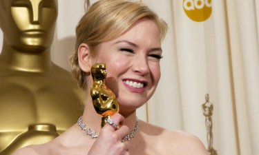 Renée Zellweger con l'Oscar vinto per Ritorno a Cold Mountain