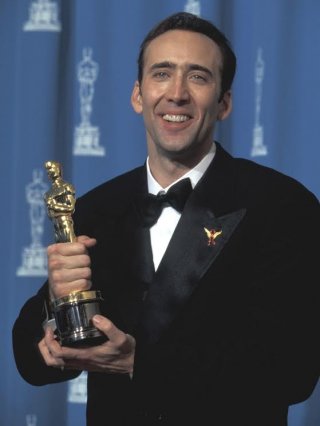 Nic Cage con l'Oscar vinto per Via da Las Vegas