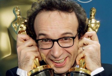 Roberto Benigni con gli Oscar vinti per La vita è bella