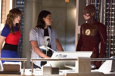 The Flash: Danielle Panabaker, Carlos Valdes e Grant Gustin in Family of Rogues