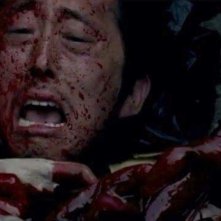 The Walking Dead: Glenn (Steven Yeun) sommerso dai walker in Thank You