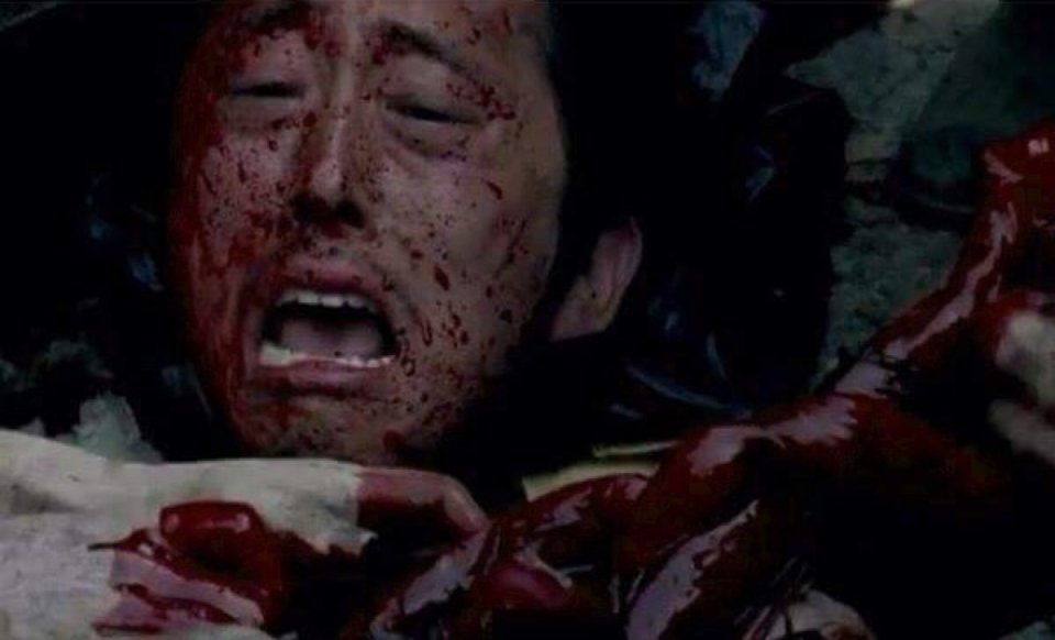The Walking Dead: Glenn (Steven Yeun) sommerso dai walker in Thank You