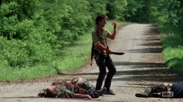 The Walking Dead: Andrew Lincoln osserva la sua mano nell'episodio Thank You