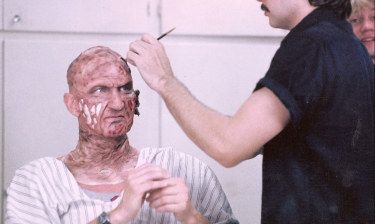 Robert Englund al trucco sul set di Nightmare - dal profondo della notte