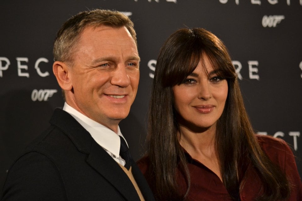 Daniel Craig e Monica Bellucci mentre sorridono ai fotografi al photocall di Spectre