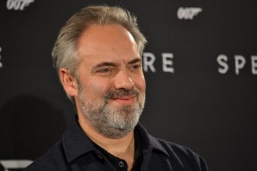 Sam Mendes sorride al photocall di Spectre