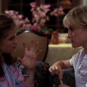 Heather Langenkamp in una scena di Nightmare con Amanda Wyss