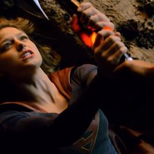 Supergirl: Melissa Benoist in una scena di lotta del pilot
