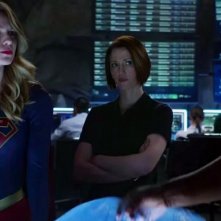 Supergirl: le attrici Melissa Benoist e Chlyer Leigh in una scena del pilot