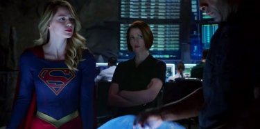 Supergirl: le attrici Melissa Benoist e Chlyer Leigh in una scena del pilot