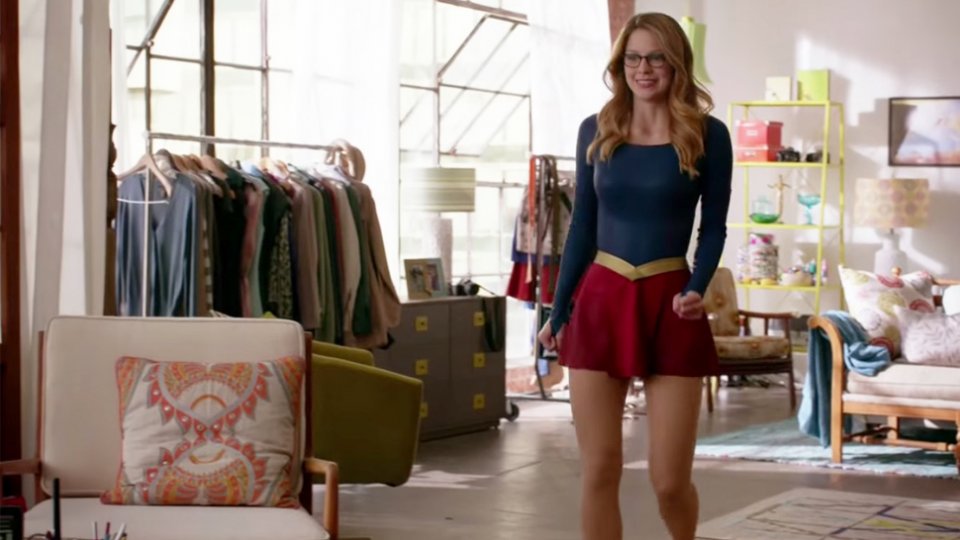 Supergirl: Kara (Melissa benoist( prova dei possibili costumi in una scena del pilot