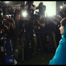 Malala: Malala Yousafzai davanti a fotografi e telecamere in una scena del documentario