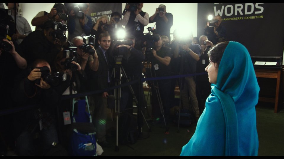 Malala: Malala Yousafzai davanti a fotografi e telecamere in una scena del documentario