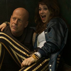 Rock the Kasbah: Bruce Willis e Zooey Deschanel in una scena del film