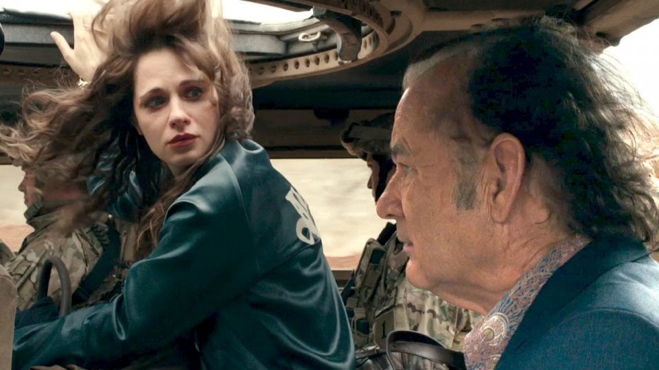 Rock the Kasbah: Bill Murray e Zooey Deschanel in una scena del film