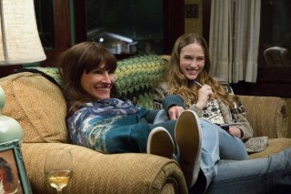 Il segreto dei suo occhi: una sorridente Julia Roberts sul divano con Zoe Graham