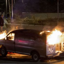 Il segreto dei suoi occhi: una scena del film con un furgone in fiamme e, sullo sfondo, Nicole Kidman