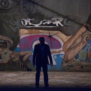 Il segreto dei suoi occhi: Chiwetel Ejiofor in una scena notturna del film