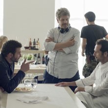 Il sapore del successo: Bradley Copper il regista del film John Wells sul set