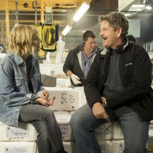 Il sapore del successo: il regista John Wells con Sienna Miller sul set del film