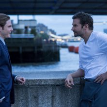 Il sapore del successo: Daniel Brühl e Bradley Cooper in una scena del film