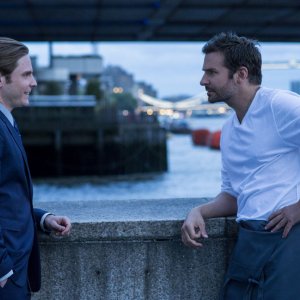 Il sapore del successo: Daniel Brühl e Bradley Cooper in una scena del film