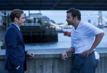 Il sapore del successo: Daniel Brühl e Bradley Cooper in una scena del film