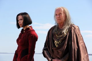 Garm Wars: L'ultimo druido, Mélanie St-Pierre e Lance Henriksen in una scena del film