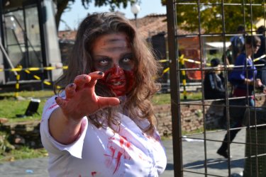 Lucca 2015: Cosplayer zombie in uno scatto al padiglione dell'Umbrella
