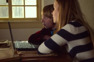 The Visit - Clip 'Videochiamata con mamma'