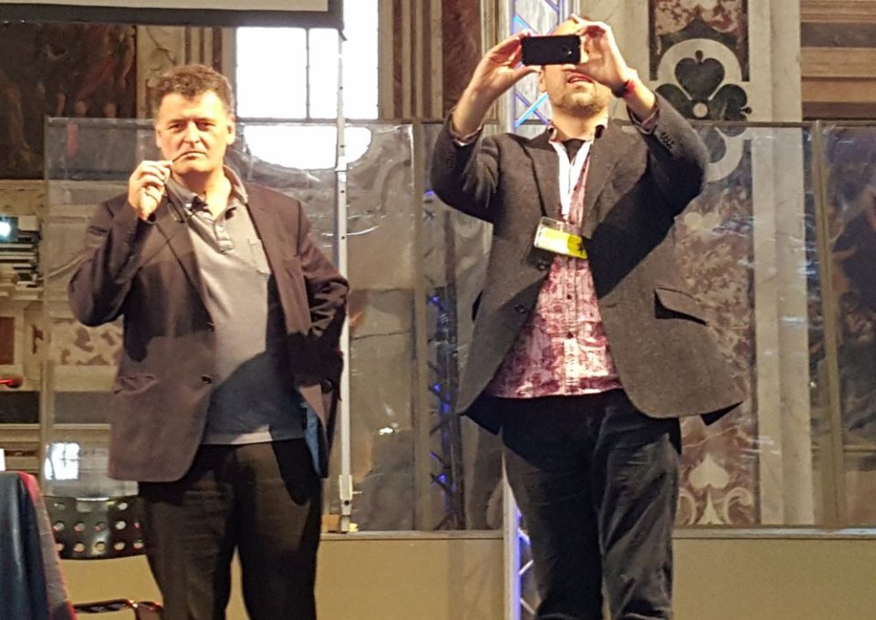 Steven Moffat e Jamie Mathieson in posa alla fine dell'inocntro coi fan a Lucca Comics 2015