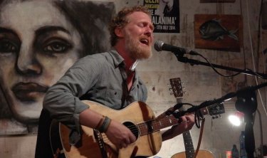 Glen Hansard durante il concerto segreto di Lucca dell'estate 2014