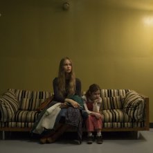 Steve Jobs: Katherine Waterston e Makenzie Moss in una scena del film