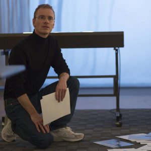 Steve Jobs: Michael Fassbender in una scena del film