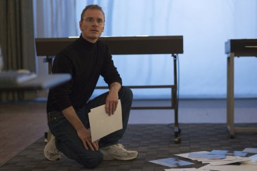 Steve Jobs: Michael Fassbender in una scena del film