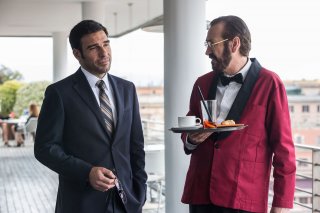 Loro Chi?: Marco Giallini ed Edoardo Leo in una scena del film