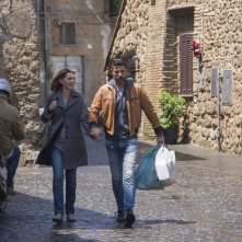 Gli ultimi saranno ultimi: Paola Cortellesi e Alessandro Gassman camminano in una scena del film