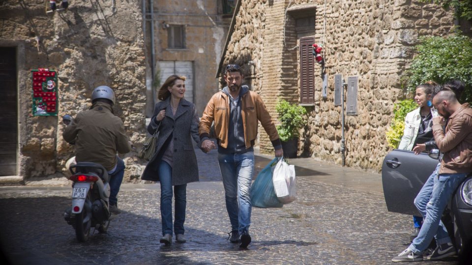 Gli ultimi saranno ultimi: Paola Cortellesi e Alessandro Gassman camminano in una scena del film