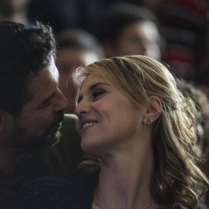 Gli ultimi saranno ultimi: Paola Cortellesi e Alessandro Gassman insieme in una scena del film
