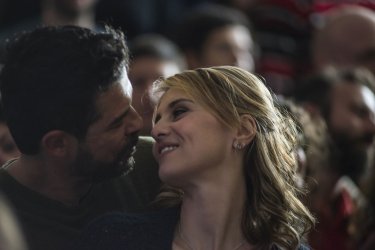 Gli ultimi saranno ultimi: Paola Cortellesi e Alessandro Gassman insieme in una scena del film